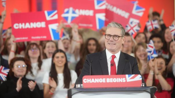 <p>Der Vorsitzende der Labour-Partei, Sir Keir Starmer, spricht auf einer Wahlparty im Zentrum Londons zu seinen Anhängern.</p>