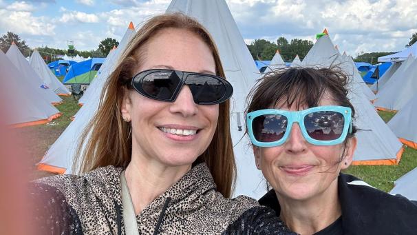 <p>Annette Gall (r.) und ihre Freundin Jennifer McCray beim „Glamping“</p>