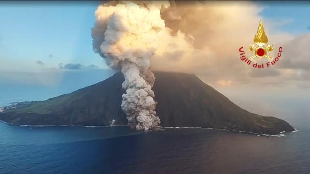 <p>Qualm bildet sich über dem Stromboli (undatiert). Seit mehreren Tagen ist der Berg wieder besonders aktiv: Aus dem Krater quillen große Mengen Lava, die sich dann den Weg über mehrere Hundert Meter steil nach unten bis ins Meer bahnen.</p>