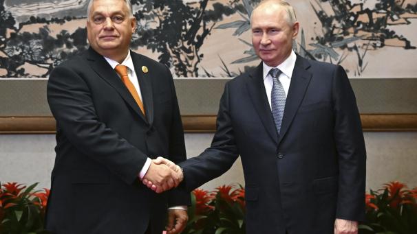 <p>Ungarns rechtspopulistischer Ministerpräsident Viktor Orban (links, auf diesem Archivbild mit Russlands Präsident Wladimir Putin) erklärt seine Reise nach Moskau zur Friedensmission, allerdings ohne Mandat der EU.</p>