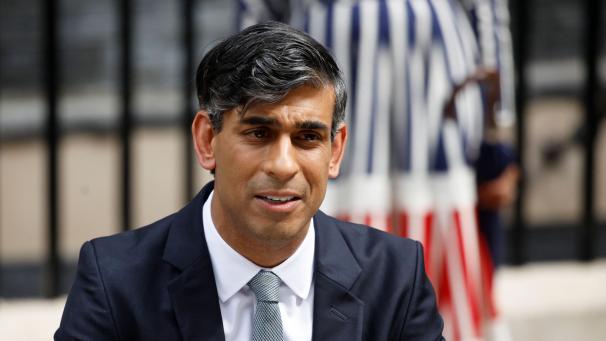 <p>Der bisherige Premierminister Rishi Sunak gibt ein Statement vor der Downing Street 10 zu der Parlamentswahl ab. Nach der Niederlage der konservativen Tories bei der britischen Parlamentswahl will Sunak den Parteivorsitz abgeben. Das kündigte der bisherige Regierungschef in London an.</p>