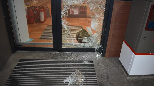 <p>Die Täter warfen einen großen Stein durch den Glaseinsatz der Tür.</p>