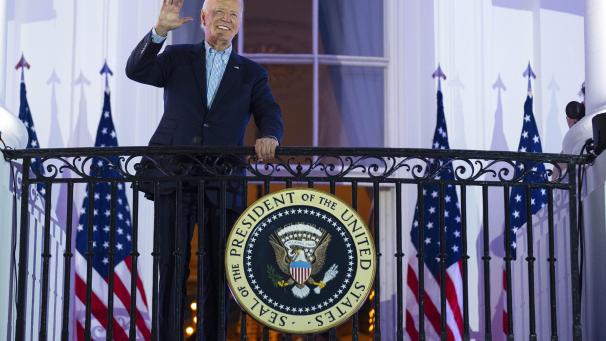 <p>Präsident Joe Biden winkt der Menge zu, bevor er vom Balkon des Weißen Hauses aus das Feuerwerk zum Unabhängigkeitstag über der National Mall betrachtet.</p>