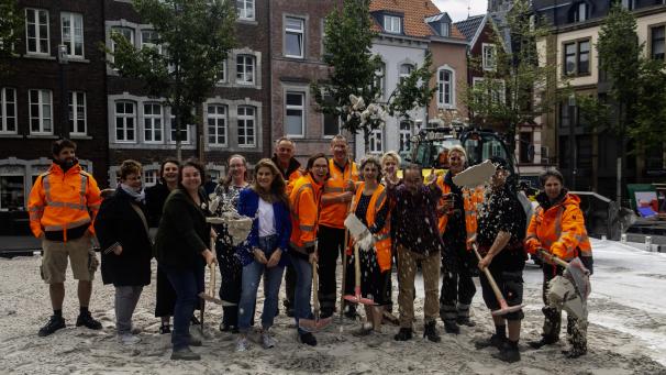 <p>Auch den städtischen Mitarbeitern ist der Spaß anzusehen: „Printen Beach“ ist seit Freitag wieder auf dem Katschhof aufgeschüttet.</p>