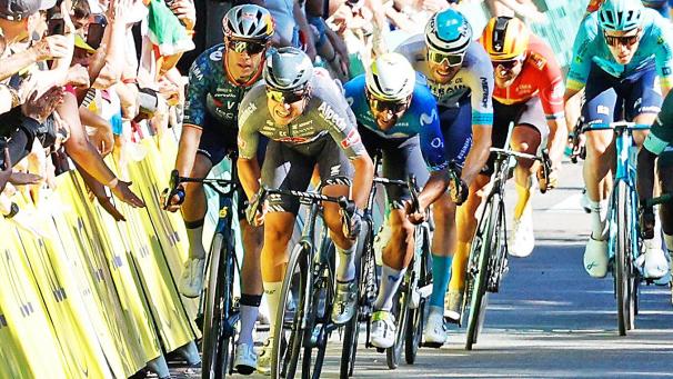 <p>Philipsen (vorne) sprintet, van Aert (links dahinter) hängt fast in der Absperrung.</p>