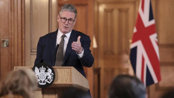 <p>Sir Keir Starmer, neuer Premierminister von Großbritannien spricht während einer Pressekonferenz nach seiner ersten Kabinettssitzung in der 10 Downing Street.</p>