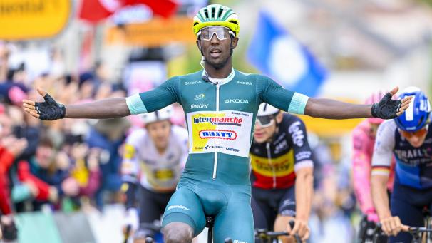 <p>Girmay setzte sich im Massensprint durch und gewinnt seine zweite Tour-Etappe.</p>