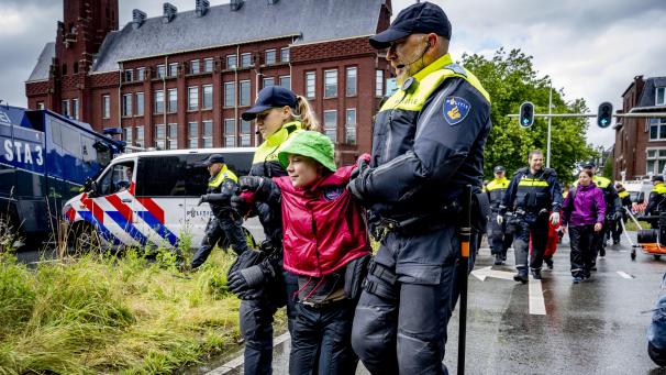 <p>Polizisten führten die 21-Jährige Thunberg in Den Haag ab.</p>