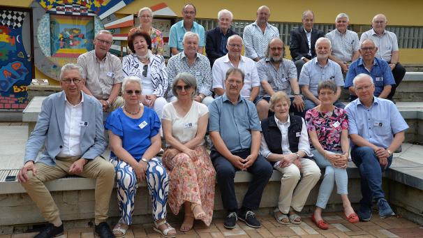 <p>21 der 36 früheren Schüler und Schülerinnen waren zu dem Treffen gekommen und verbrachten einige Stunden in geselliger Runde.</p>