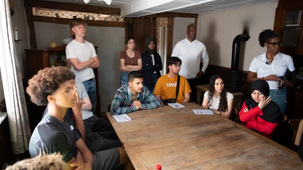 <p>Die Schüler nahmen Platz an dem Tisch, an dem die „Wereth 11“ im Winter 1944 ihre letzte Mahlzeit vor ihrem Tod einnahmen.</p>