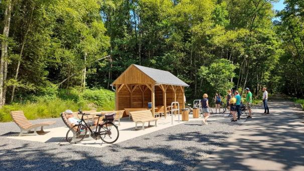 <p>Die modernen Picknickplätze sind überdacht und mit Liegestühlen und Fahrradbügeln ausgestattet.</p>