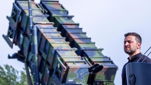 <p>Wolodymyr Selenskyj, Präsident der Ukraine, steht bei einem Besuch der Ausbildung von ukrainischen Soldaten vor einem Flugabwehrraketensystem.</p>