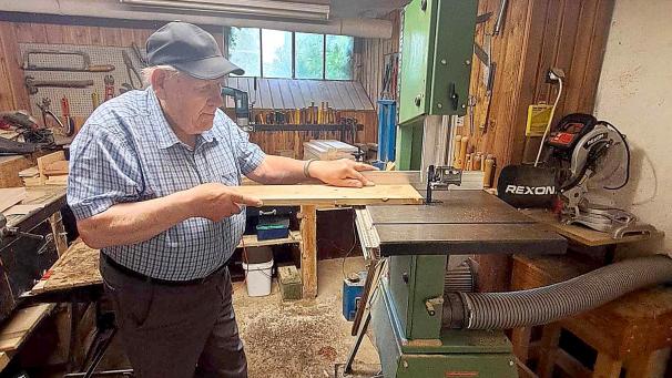 <p>Im Keller seines Hauses in Honsfeld fertigt Alfred Habsch rund 50 Nistkästen und Futtersilos jährlich.</p>