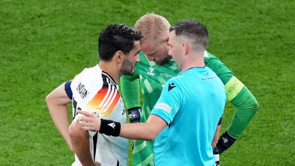 <p>Nur die Kapitäne – hier Ilkay Gündogan (Deutschland) und Kasper Schmeichel (Dänemark) dürfen mit dem Schiedsrichter diskutieren.</p>