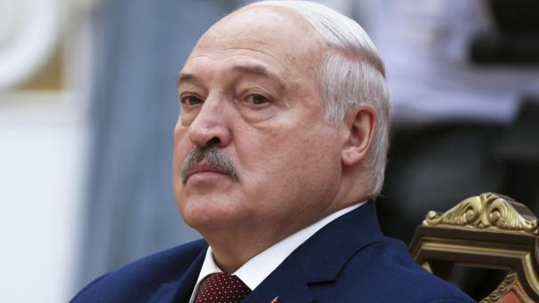 <p>Der belarussische Präsident Alexander Lukaschenko hört dem russischen Präsidenten Wladimir Putin während der Gespräche im Palast der Unabhängigkeit in Minsk zu.</p>