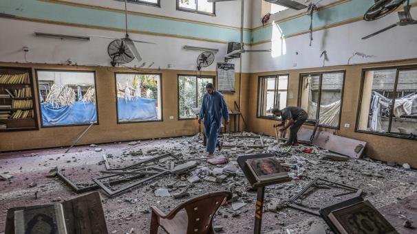 <p>Palästinenser inspizieren eine beschädigte Moschee nach einem israelischen Angriff.</p>