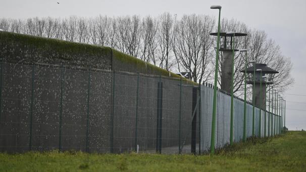 <p>Ein Blick auf die Außenmauern der Haftanstalt Lantin</p>