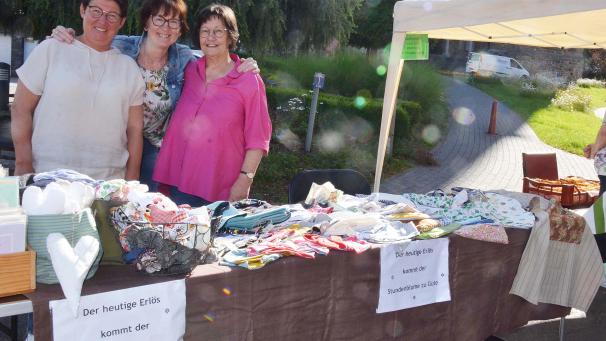 <p>Großer Sommermarkt in Bütgenbach: Myriam Reinertz, Helga Feyen und Doris Abdinghoff warben für die „Stundenblume“.</p>