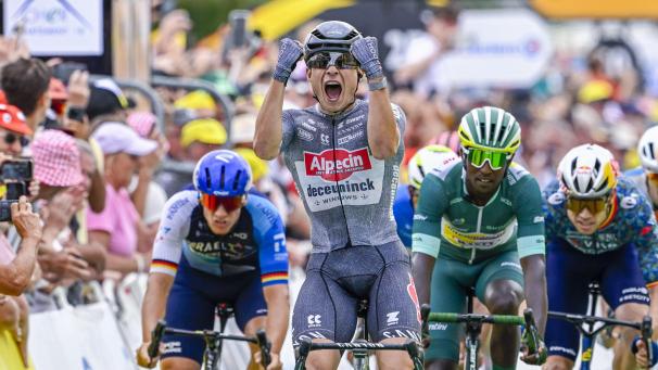 <p>Jasper Philipsen bejubelt seinen Etappensieg.</p>