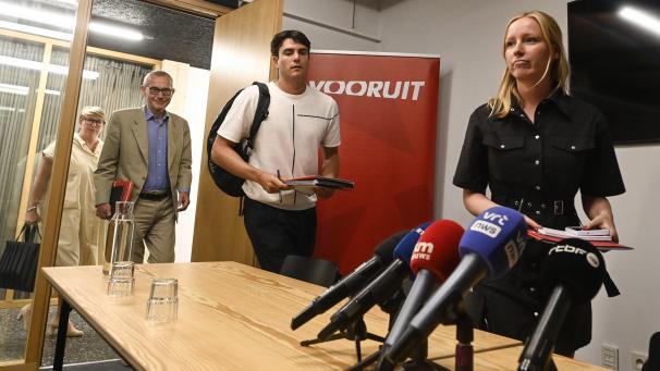 <p>Conner Rousseau (Mitte), Melissa Depraetere (r.) und Frank Vandenbroucke sowie Caroloine Gennez (ganz links) vor der Pressekonferenz am Dienstagabend.</p>