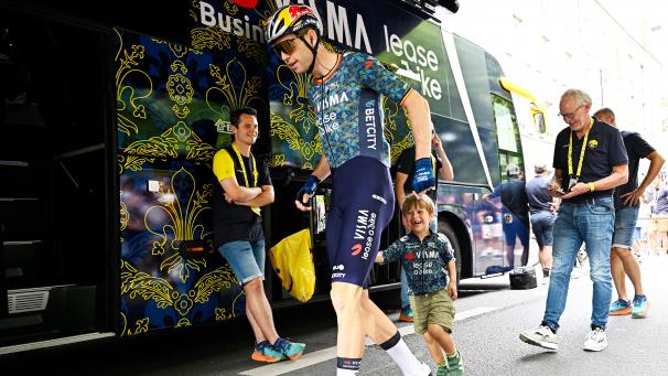<p>Kraft tanken mit Sohn Georges: Wout van Aert vor dem Start der Etappe.</p>