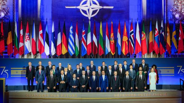 <p>Die Staats- und Regierungschefs stehen bei den Feierlichkeiten zum 75. Jubiläum der Nato zusammen.</p>