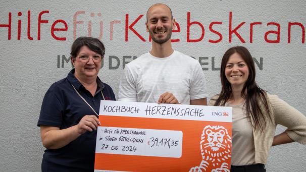 <p>Yannick und Natascha Goenen konnten der Krebshilfe, vertreten durch Liliane Müller-Parisse (links), eine großzügige Spende überreichen.</p>