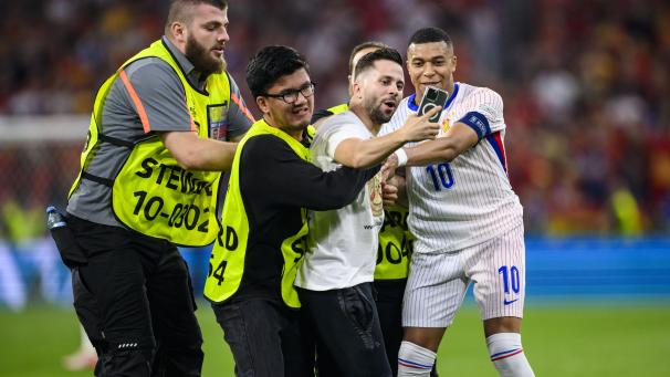 <p>Ein Flitzer mit einem Handy ist auf das Spielfeld gelaufen und macht ein Selfie mit Frankreichs Kylian Mbappe.</p>