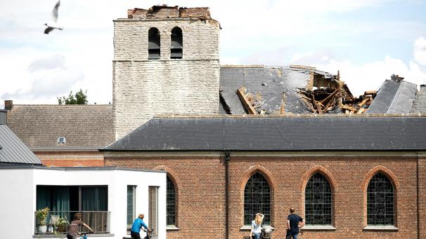 <p>In Heffen stürzte der Kirchturm ein.</p>