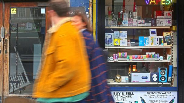 <p>Ab dem 1. April 2025 dürfen Tabakprodukte nicht mehr in belgischen Geschäften ausgelegt werden. Von der Maßnahme sind alle Arten von Tabakprodukten - auch E-Zigaretten und Vapes - betroffen.</p>