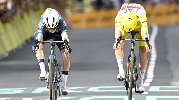 <p>Knappe Kiste: Jonas Vingegaard (links) sichert sich die elfte Etappe vor Rivale Tadej Pogacar.</p>