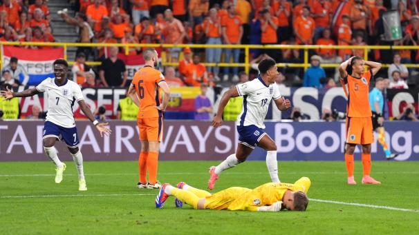 <p>Ollie Watkins dreht nach seinem späten Treffer zum Jubeln ab, bei „Oranje“ das blanke Entsetzen.</p>