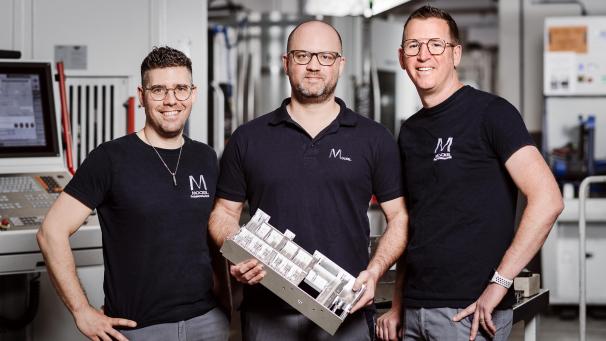 <p>Diese drei Mockel-Mitarbeiter haben an den Bauteilen für dieAriane 6 mitgearbeitet. Das Teil, das sie in der Hand halten, ähnelt den Teilen der Rakete, stammt aber von einem Satelliten.</p>