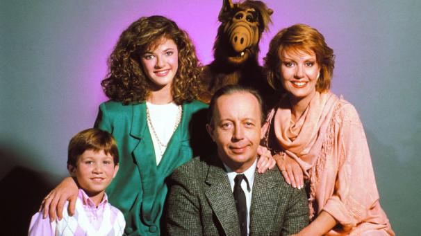 <p>Die Familie Tanner mit Vater Willie Tanner (Max Wright, M), Mutter Kate (Anne Schedeen), Tochter Lynn (Andrea Elson) und Brian Tanner (Benji Gregory) in einer Szene der Serie „Alf“</p>