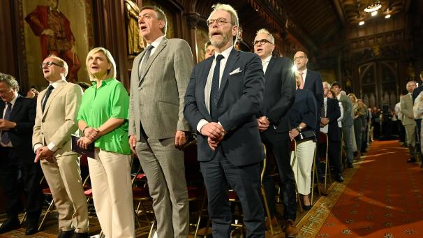 <p>Der offizielle Festakt zum flämischen Feiertag endete auch am Donnerstag mit dem Absingen der flämischen Hymne „De Vlaamse Leeuw“ (dt.: „der flämische Löwe“).</p>