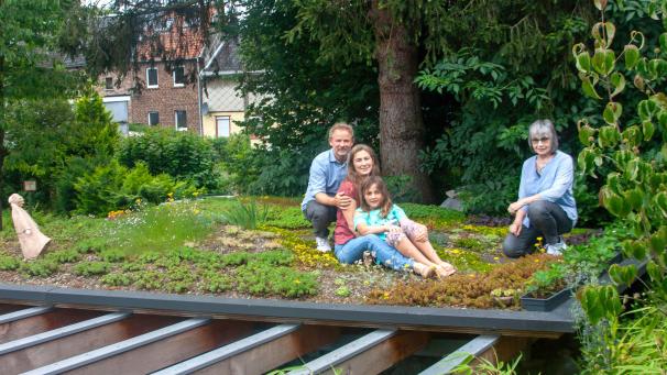 <p>Die Famillie Venghaus und Oma Irmtraud Vogt (rechts) machen sich auf dem Cartportdach gemütlich.</p>