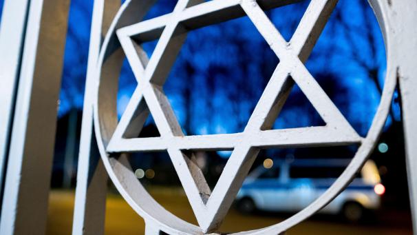 <p>„Europa erlebt eine Welle des Antisemitismus, die teilweise durch den Konflikt im Nahen Osten angeheizt wird“, sagte FRA-Direktorin Sirpa Rautio.</p>