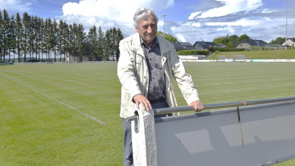 <p>Helmuth Schumacher beim Ortstermin am Weddemer Weg: Mit 83 Jahren ist er das älteste Mitglied des KFC Weywertz. Dem Fußballverein stand er zwischen den Jahren 2000 und 2014 als Präsident vor.</p>