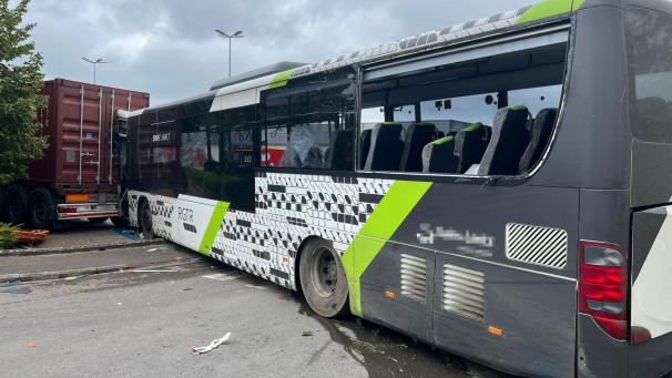 <p>Der Linienbus fuhr nahe des Einkaufszentrums in Pommerloch aus ungeklärter Ursache auf einen geparkten Lkw auf.</p>