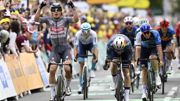 <p>Jasper Philipsen (links) bejubelt seinen zweiten Etappensieg, für Wout van Aert (Mitte) reicht es erneut nur zu Rang zwei.</p>