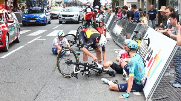 <p>Der Sturz ereignete sich 700 Meter vor dem Ziel.</p>
