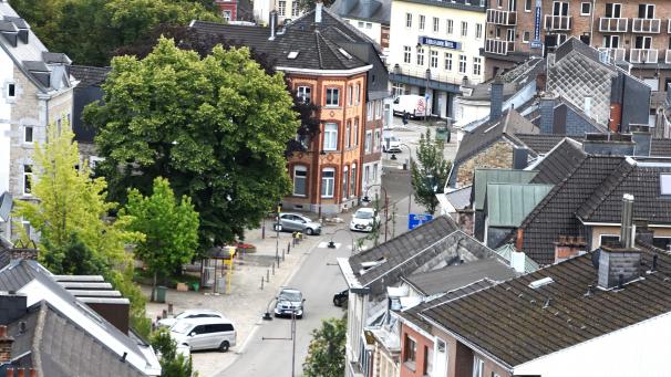 <p>Ein Blick von oben auf die Haasstraße in der Eupener Unterstadt: Vor drei Jahren hatten Wassermassen die Trasse verwüstet.</p>