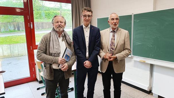 <p>Timm Godesar (Mitte) mit zwei seiner Interviewpartner, Marc Despineux (links) und Gottfried Koonen (rechts)</p>