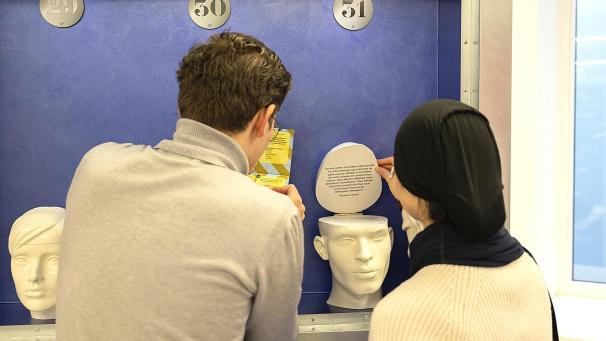 <p>Besucher „arbeiten“ sich durch einen der drei thematischen Rundgänge der „Demokratiefabrik“.</p>