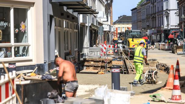 <p>Im Stolberger Steinweg sollen die Arbeiten bis Jahresende beendet sein. In die Läden zieht wieder Leben ein.</p>