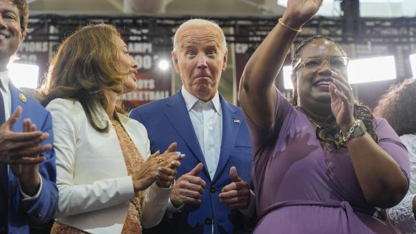 <p>US-Präsident Joe Biden schneidet eine Grimasse auf der Bühne mit Anhängern nach einer Rede in der Renaissance High School während einer Wahlkampfveranstaltung in Detroit.</p>