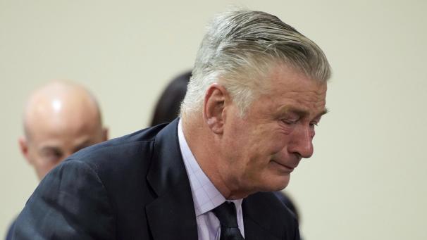 <p>Alec Baldwin reagierte emotional, nachdem die Richterin das Verfahren gegen ihn in Santa Fe, New Mexiko, eingestellt hatte.</p>