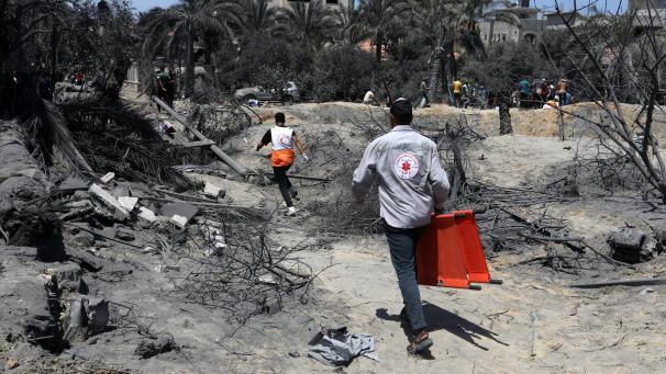 <p>Rettungskräfte eilen nach einem israelischen Luftangriff auf das Al-Mawasi-Lager für vertriebene Palästinenser zur Versorgung der Opfer.</p>