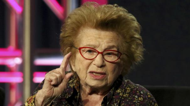 <p>Dr. Ruth Westheimer bei einer Podiumsdiskussion in Pasadena im Jahr 2019</p>
