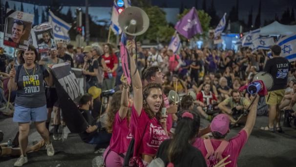 <p>Angehörige, Freunde und Unterstützer der von der Hamas entführten israelischen Geiseln nehmen an einem Protest teil, während sie die letzte Etappe eines viertägigen Marsches von Tel Aviv nach Jerusalem absolvieren und die Freilassung der Geiseln fordern.</p>